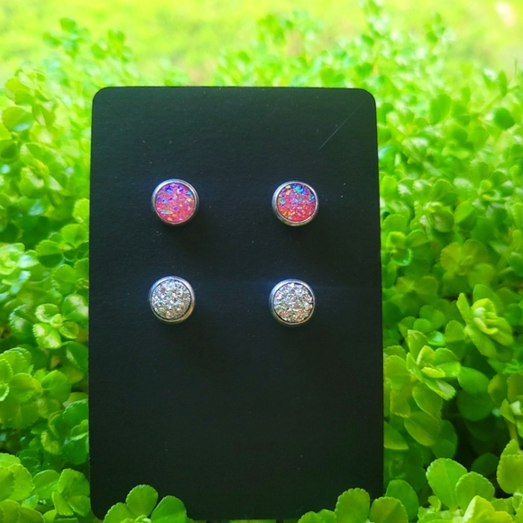 Set of 2 sprakly arcylic crystal earrings. Stainless steel, hypoallergenic. New - Picture 2 of 5
